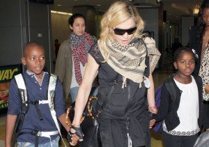 Madonna junto a sus dos hijos adoptivos