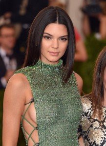 hollywood-surgeon-claims-kendall-jenner-had-a-boob-job-before-the-met-gala-embed-1