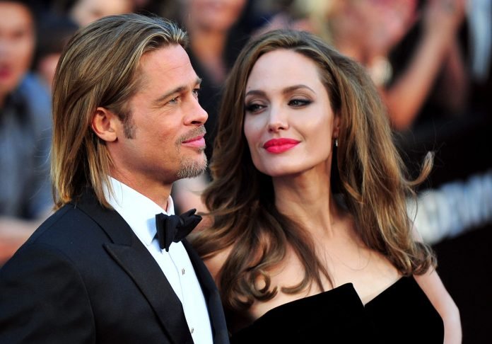 La actriz Angelina Jolie considera hacer las paces con su ex pareja, el también actor, Brad Pitt. Su divorció salió en septiembre del año pasado.