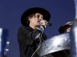 Comentarios de Johnny Depp generan polémica. Depp en el festival de Glastonbury