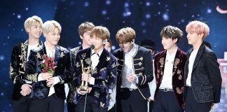 Bangtan Boys recibiendo el premio a Mejor Artista Social