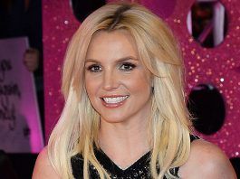 Britney Spears le rinde homenaje a fan El pasado Miércoles, la cantante estadounidense Britney Spears envío un mensaje a modo de homenaje, a través de la red social Twitter; en la que expresaba sus más sentidas condolencias por el fallecimiento repentino de un fan, su nombre, Joseph Hernández.