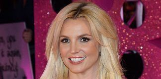El pasado Miércoles, la cantante estadounidense Britney Spears envío un mensaje a modo de homenaje, a través de la red social Twitter; en la que expresaba sus más sentidas condolencias por el fallecimiento repentino de un fan, su nombre, Joseph Hernández.