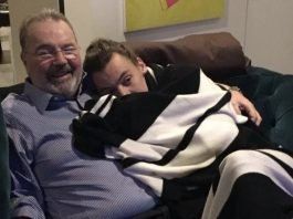 Triste noticia: Muere padrastro de Harry Styles. Harry y Robin
