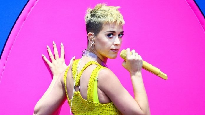 Katy Perry utiliza las rede sociales para promocionar su nuevo material discográfico.