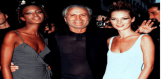 Gianni Versace junto con dos modelos