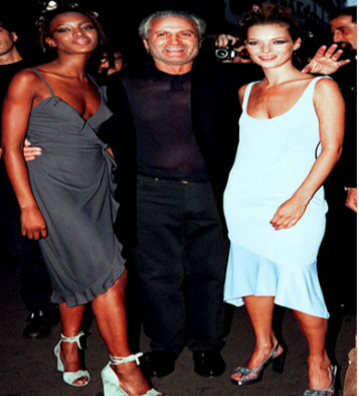 Gianni Versace junto con dos modelos
