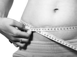 Despídete de esos rollitos indeseables en tu espalda y abdomen