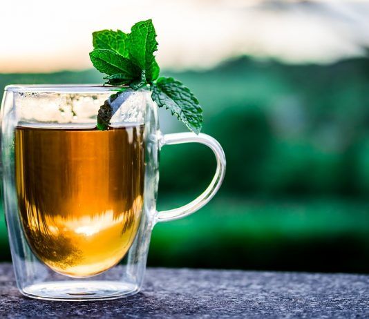 Elimina la hinchazón con té casero fácil de preparar.
