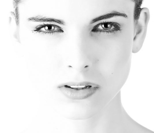 Maquillaje adecuado para los ojos pequeños.