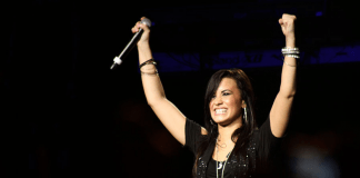 Demi Lovato besa