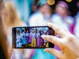 Las Famosas ya lucen traje de flamenca en la Feria de Abril Las Famosas ya