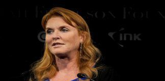 Sarah Ferguson conmocionada de felicitad en la boda de Meghan y Harry Sarah Ferguson