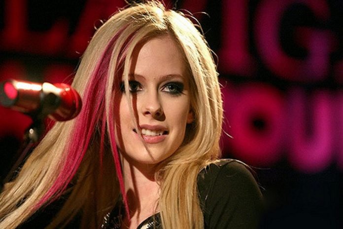 Avril Lavigne desmiente