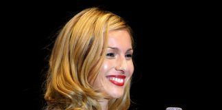 Pampita llega al 2019 compartiendo un beso reconciliador con su novio Pampita
