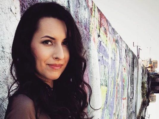 La mujer DJ Nifra, demostrando su versatilidad al mundo
