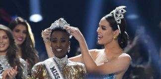 Miss Universo 2018 Catriona Gray (derecha) le pone la corona Miss Universo 2019 Zozibini Tunzi, representante de Sudáfrica. (Foto: AFP)