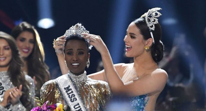 Miss Universo 2018 Catriona Gray (derecha) le pone la corona Miss Universo 2019 Zozibini Tunzi, representante de Sudáfrica. (Foto: AFP)