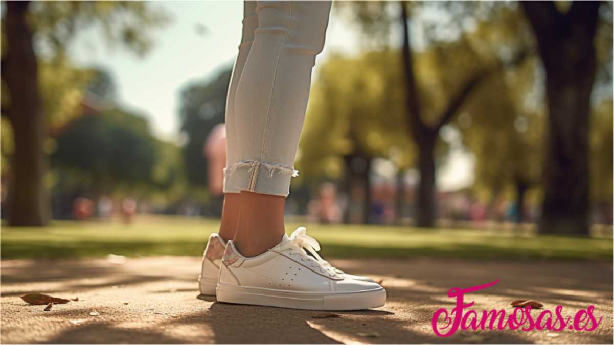Zapatos imprescindibles para mujer: zapatillas blancas